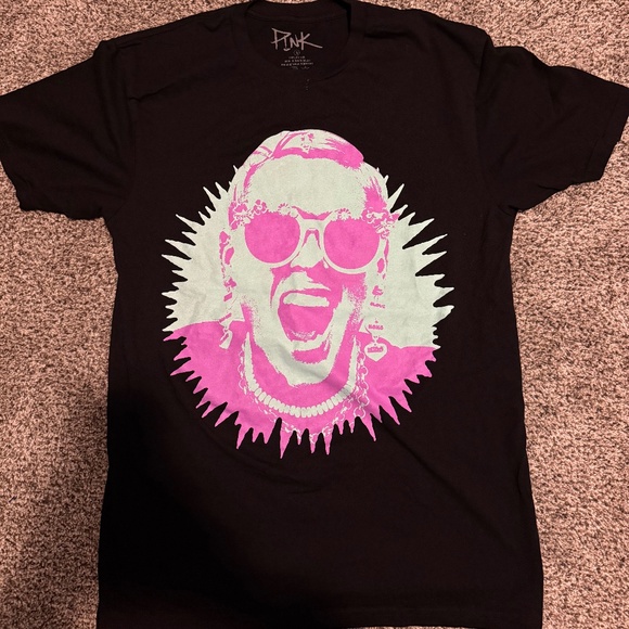 Pink 2024 Tour Shirt - Picture 1 of 5